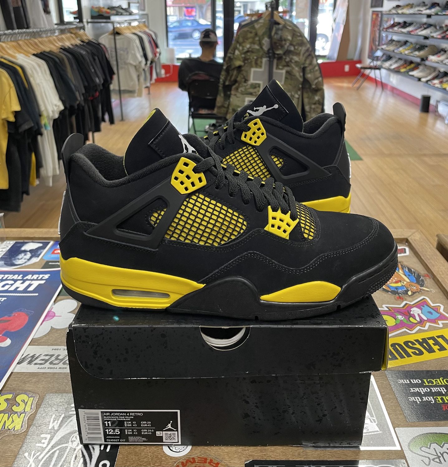 Jordan 4 Thunder Size 11 Pre-Owned