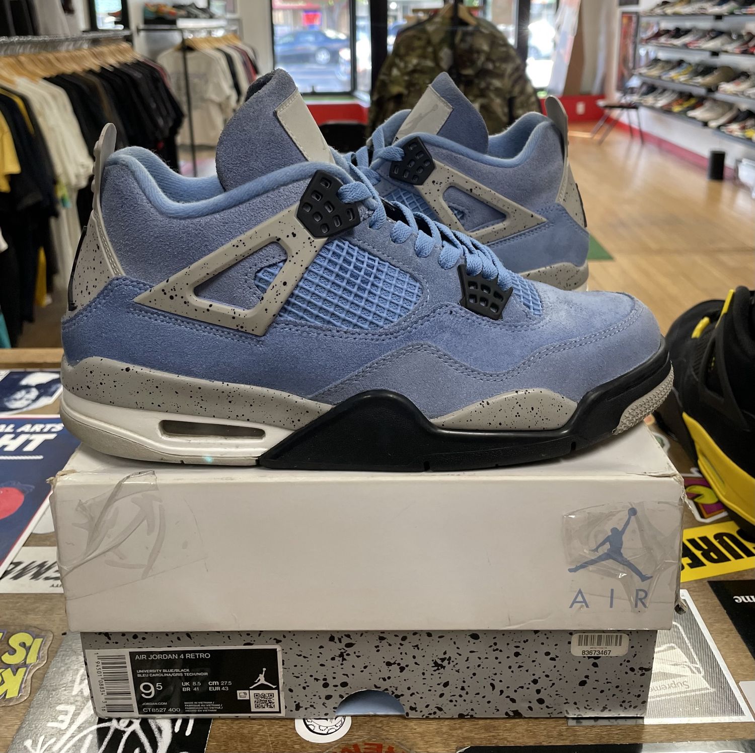 Jordan 4 University Blue Size 9.5 Pre Owned