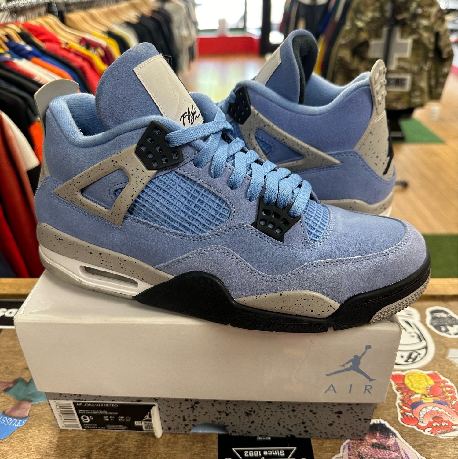 Jordan 4 University Blue Size 9.5 Pre-Owned