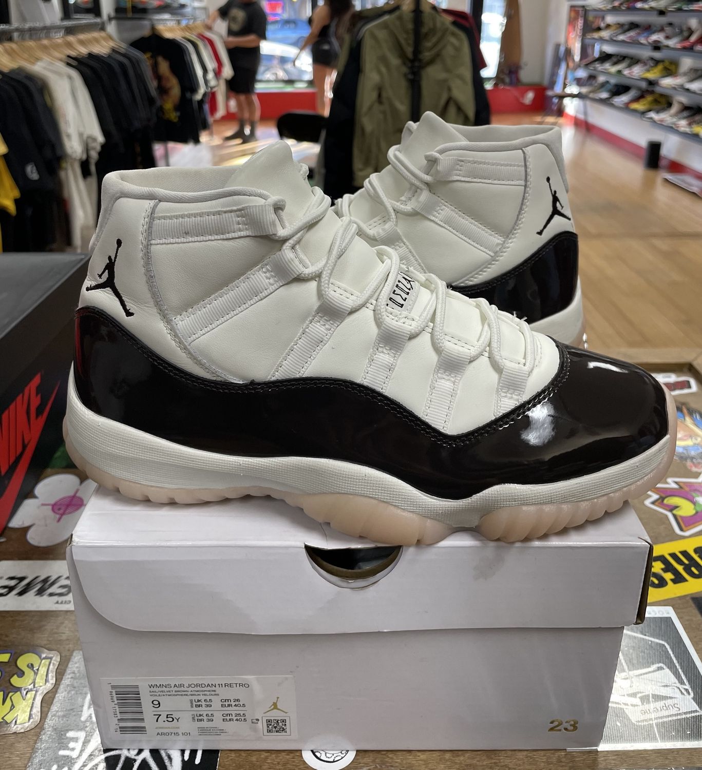 Jordan 11 Retro Neapolitan (Women&#39;s) Size 9 Pre-Owned