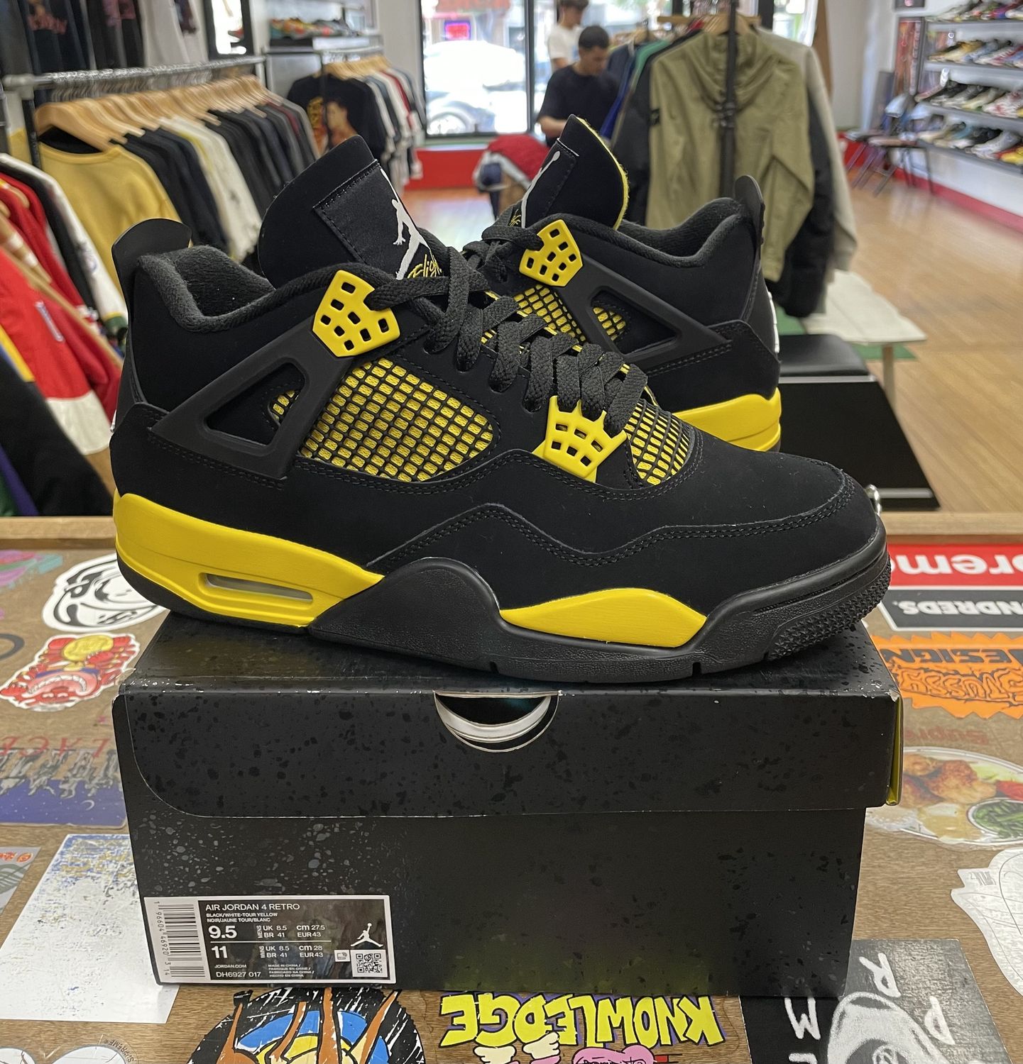 Jordan 4 Thunder Size 9.5 Lightly Worn