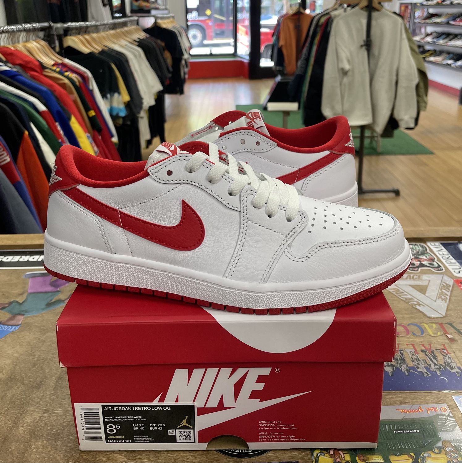 Brand New Jordan 1 Retro Low OG University Red Size 8.5