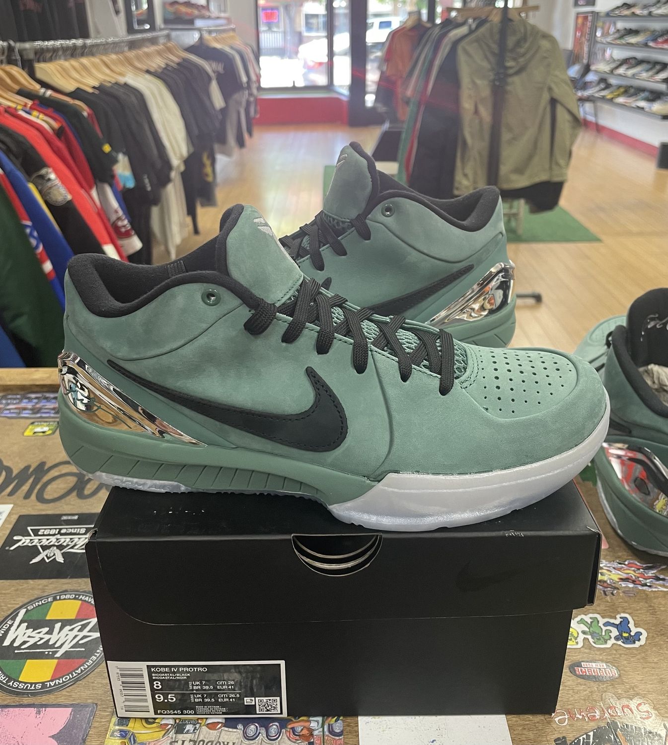 Kobe 4 Girl Dad Size 8 DS