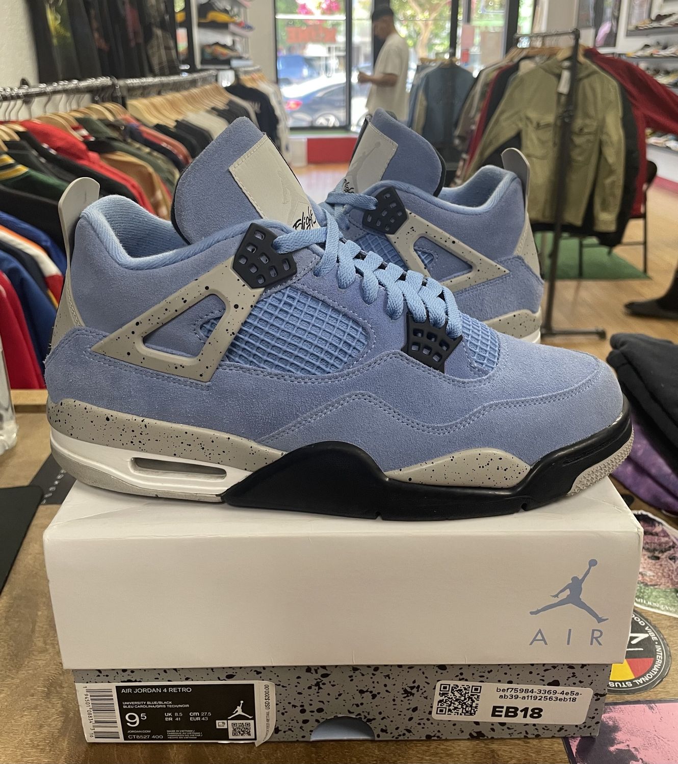 Pre Owned Jordan 4 University Blue Size 9.5