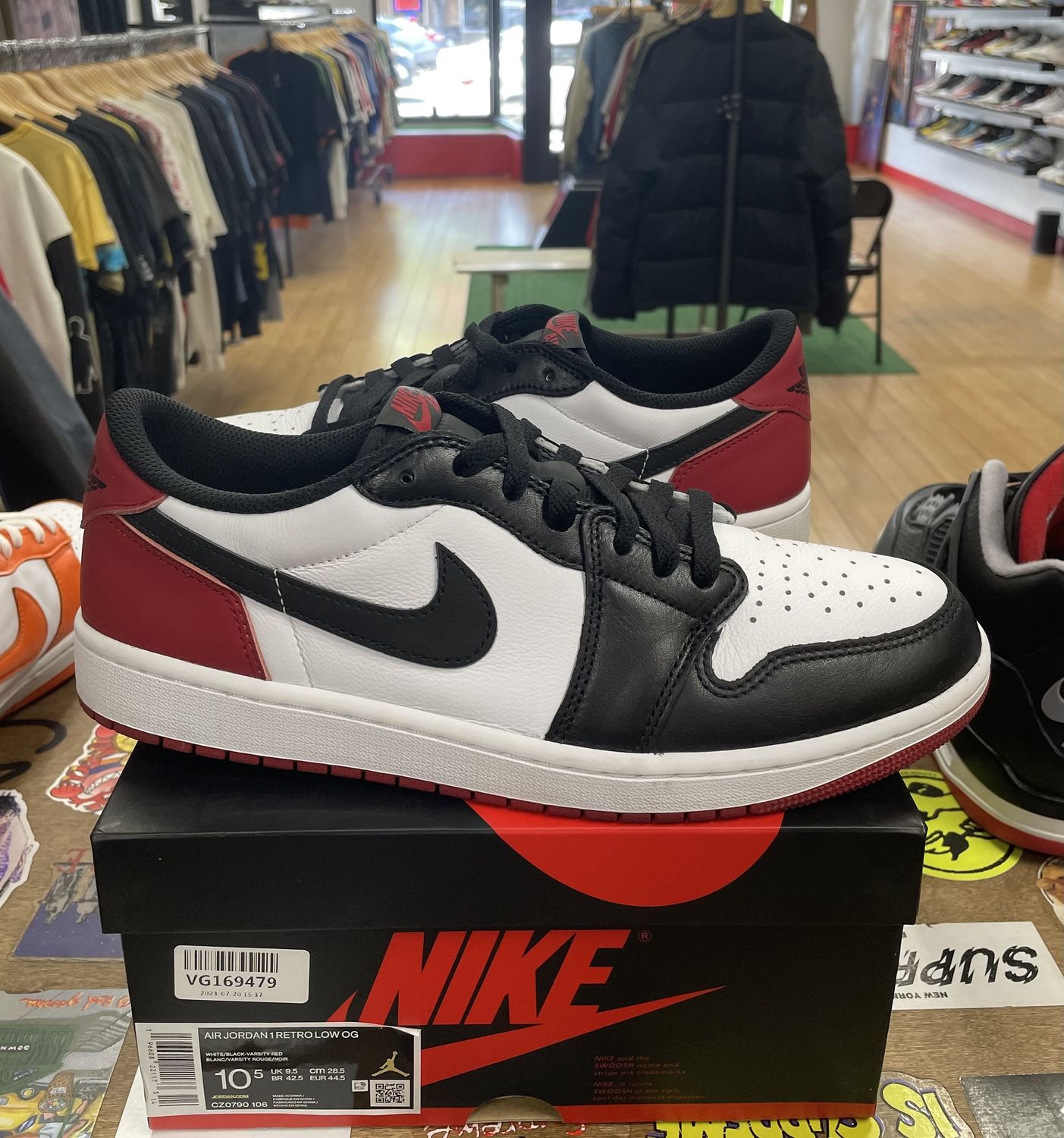Jordan 1 Black Toe Size 11 Pre-Owned