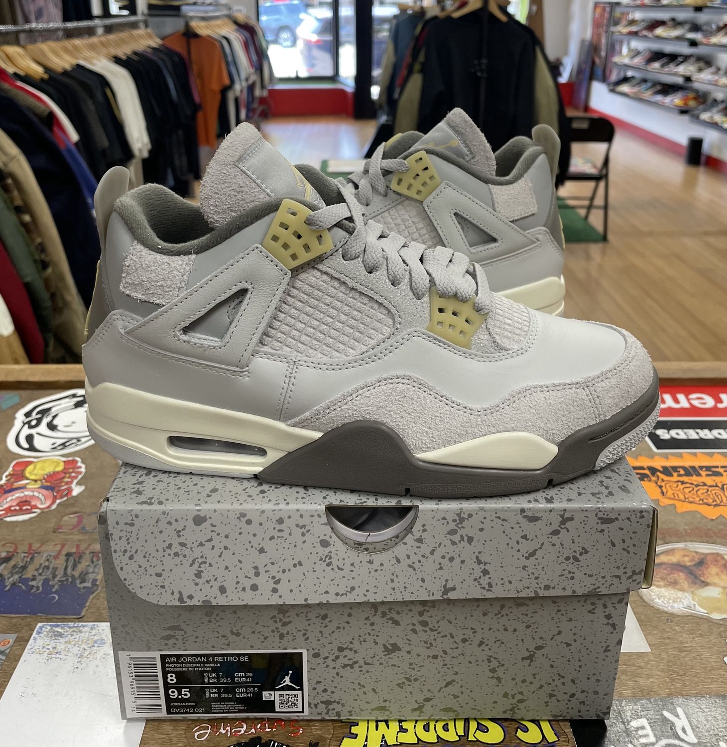 Jordan 4 Retro SE Craft Photon Dust Size 8 DS