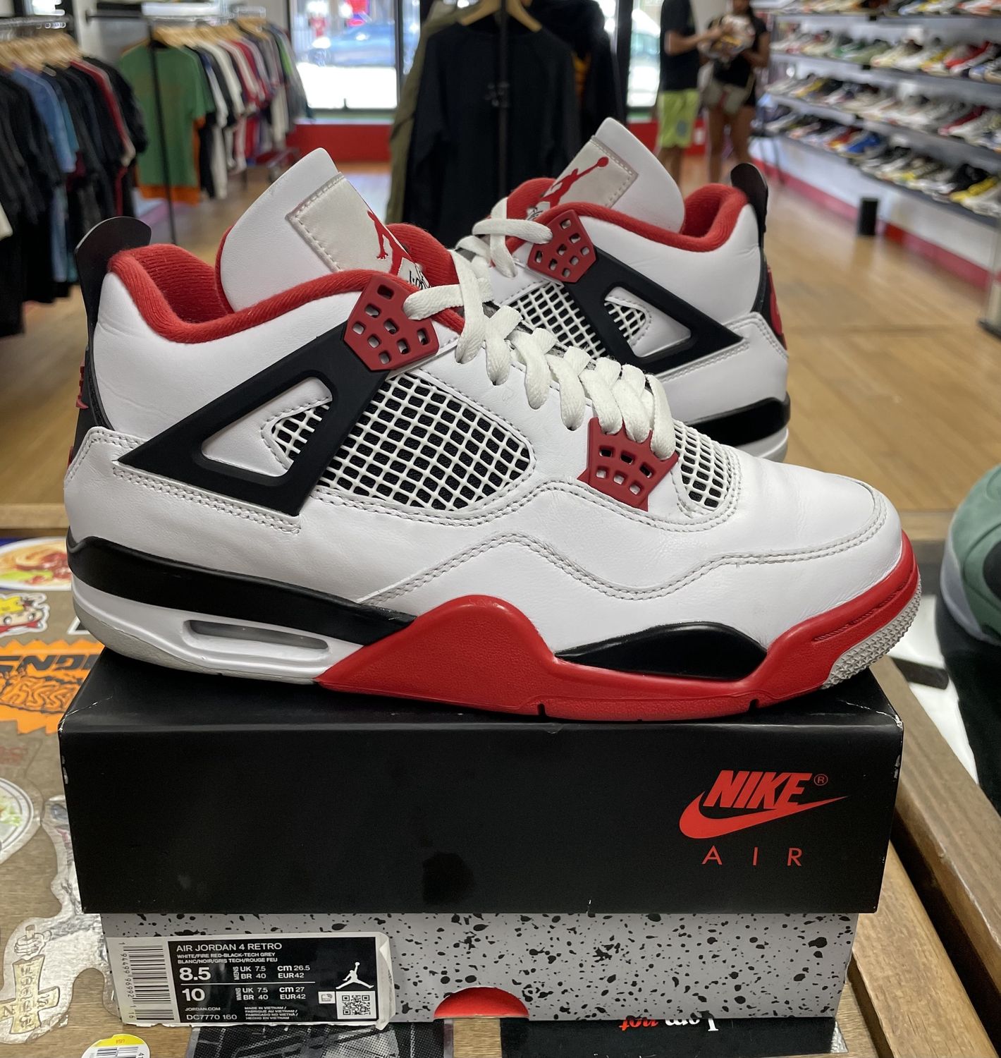 Jordan 4 Retro Fire Red (2020) Size 8.5 Pre Owned