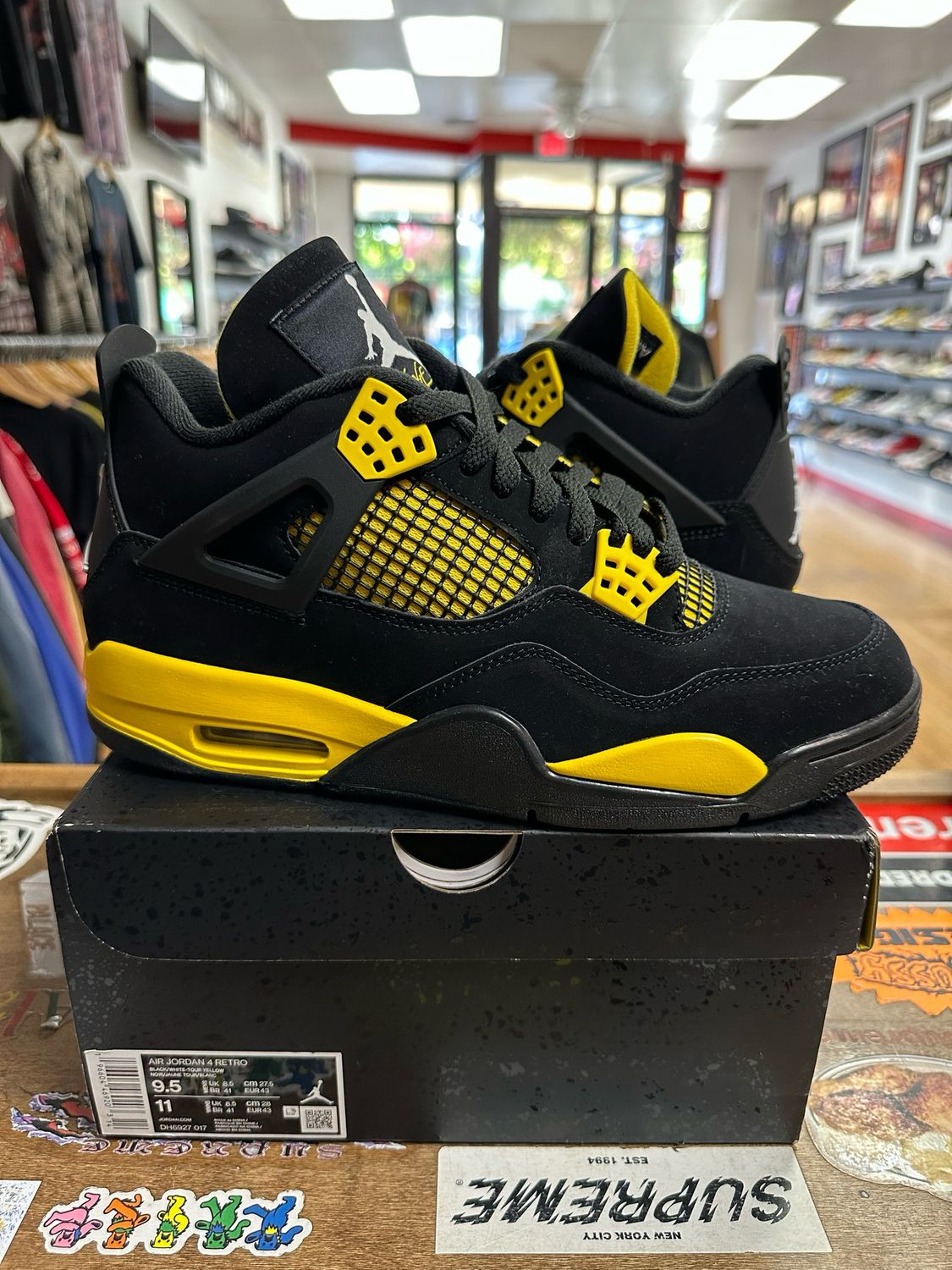 Jordan 4 Retro Thunder (2023) Size 9.5 DS