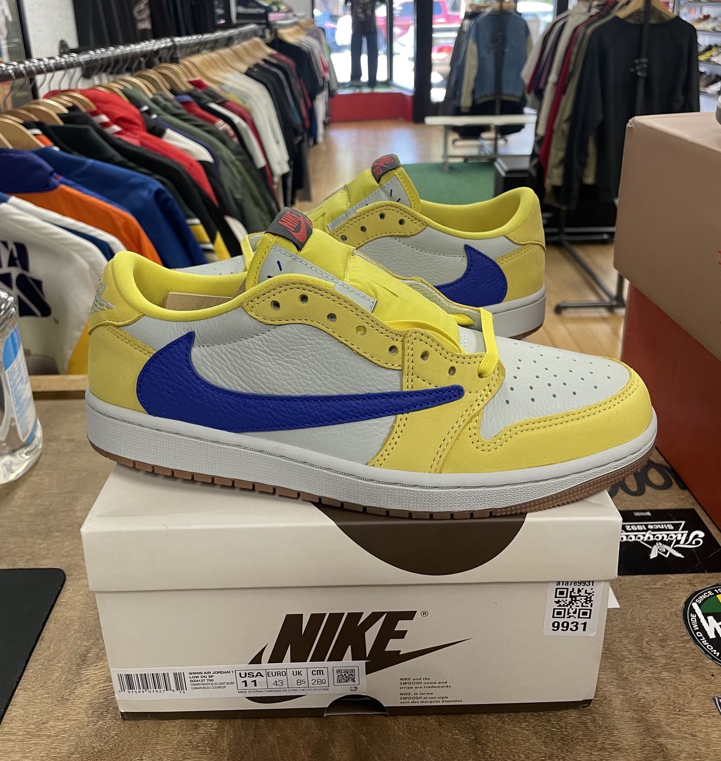 DS Jordan 1 Retro Low OG SP Travis Scott Canary Size 9.5M (11W)
