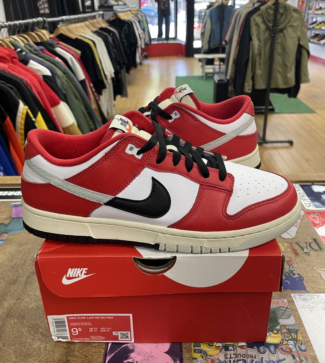 Nike Dunk Low Chicago Split Size 9.5 Pre owned