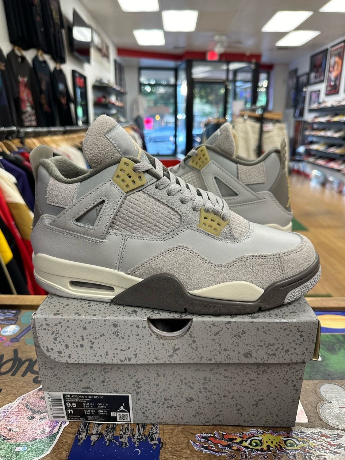 Jordan 4 Retro SE Craft Photon Dust Size 9.5 Used