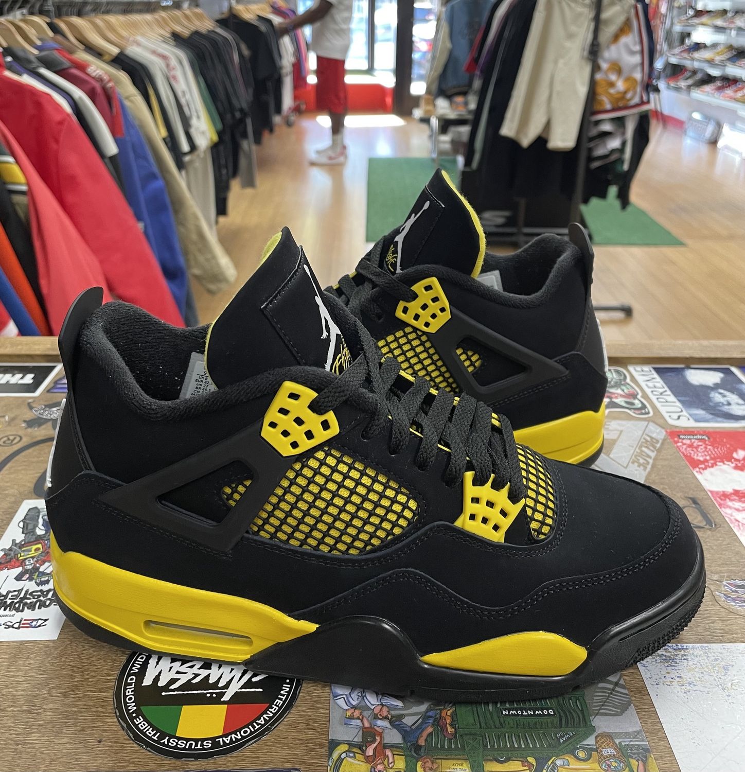 Pre Owned Jordan 4 Thunder Size 9 NO BOX.