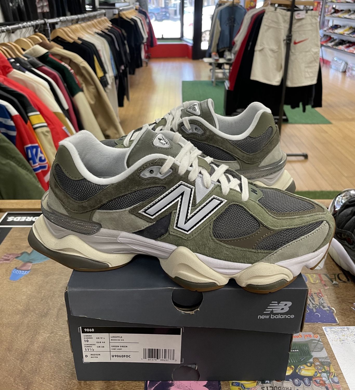 New Balance 9060 Green Grey Size 10 Pre-Owned