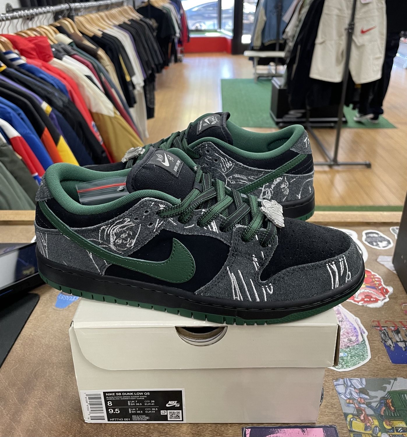 DS Nike SB Dunk Low There Skateboards Size 8