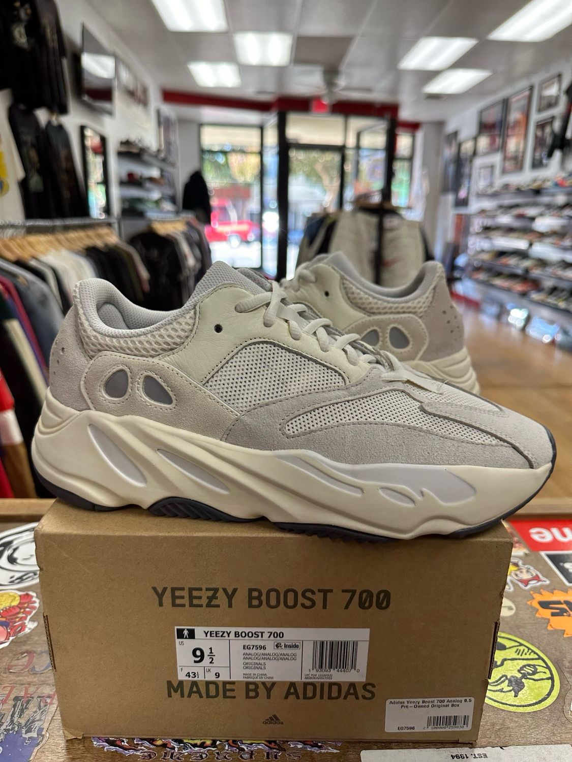 Adidas Yeezy Boost 700 Analog Size 9.5 Used