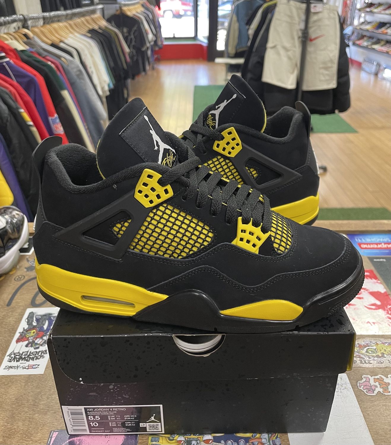 Jordan 4 Retro Thunder (2023) Size 8.5 Used