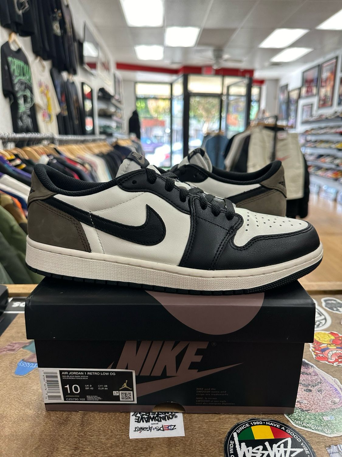 Jordan 1 Retro Low OG Mocha Size 10 Pre owned