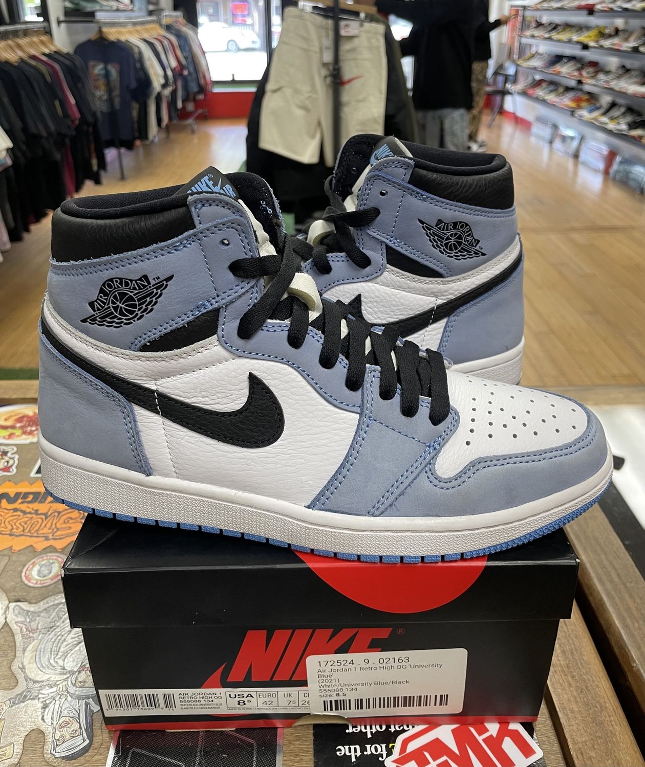 Jordan 1 Retro High OG University Blue Size 8.5 Pre Owned