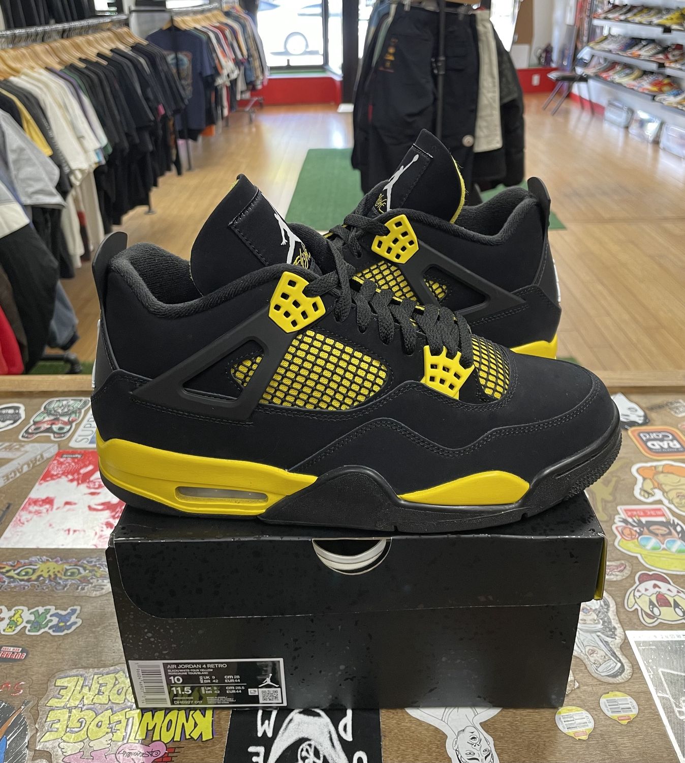 Jordan 4 Retro Thunder Size 10 Pre Owned