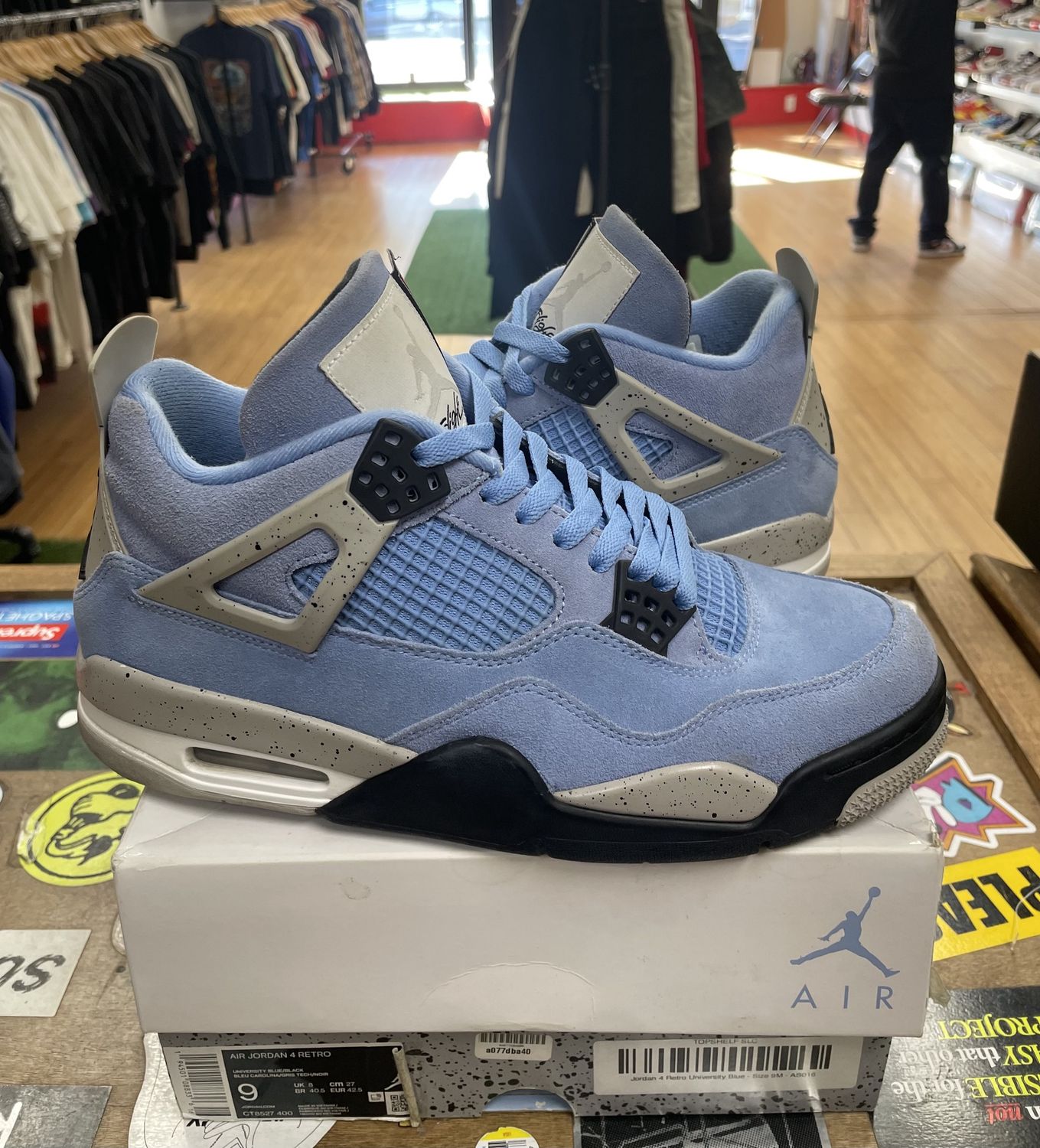 Pre Owned Jordan 4 Retro University Blue Size 9