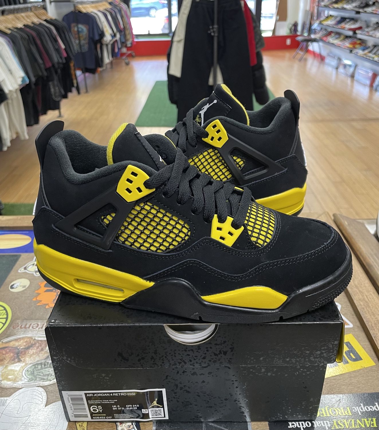 DS Jordan 4 Retro Thunder (2023) (GS) Size 6.5Y