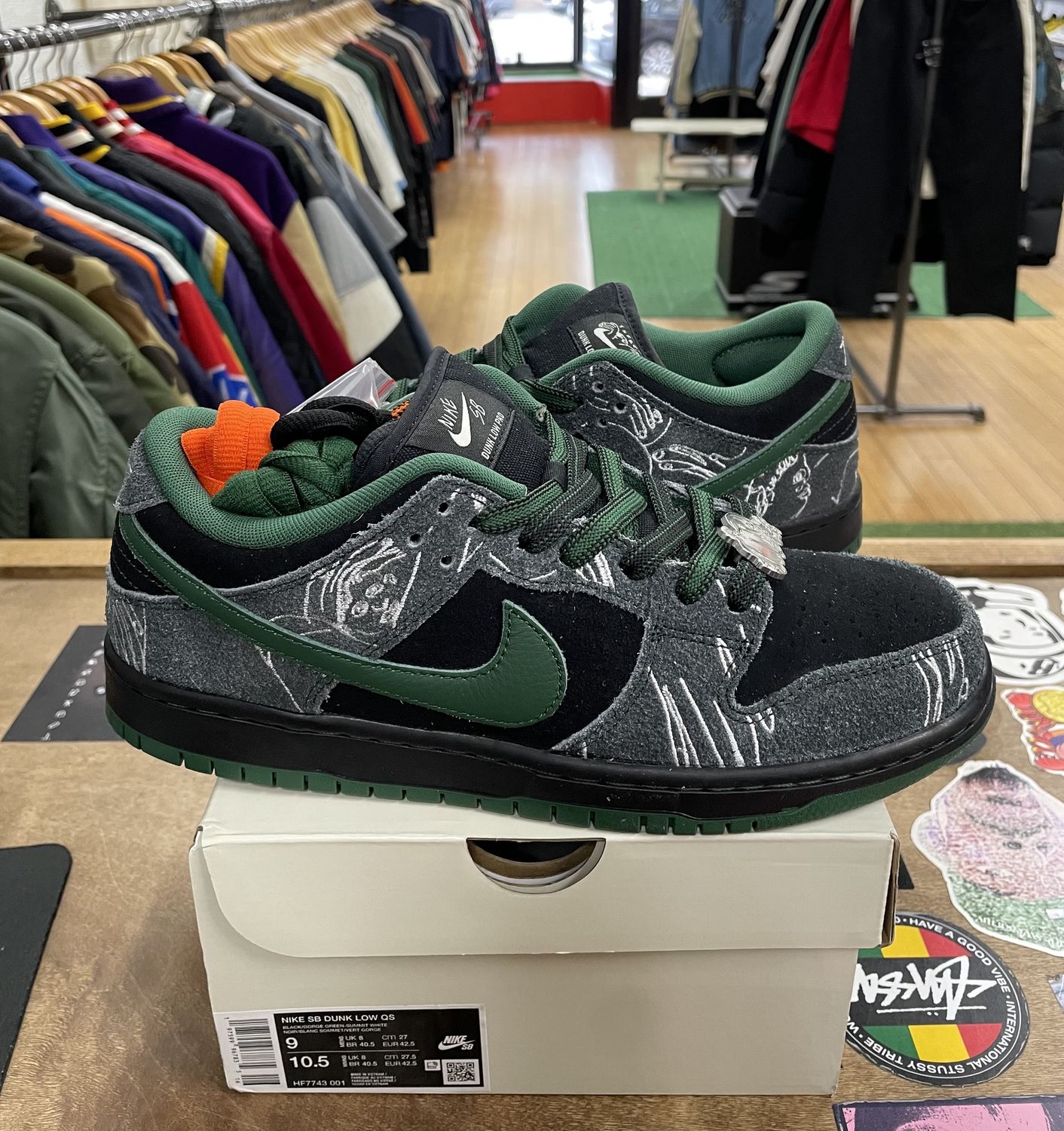 Nike SB Dunk Low There Skateboards Size 9 DS