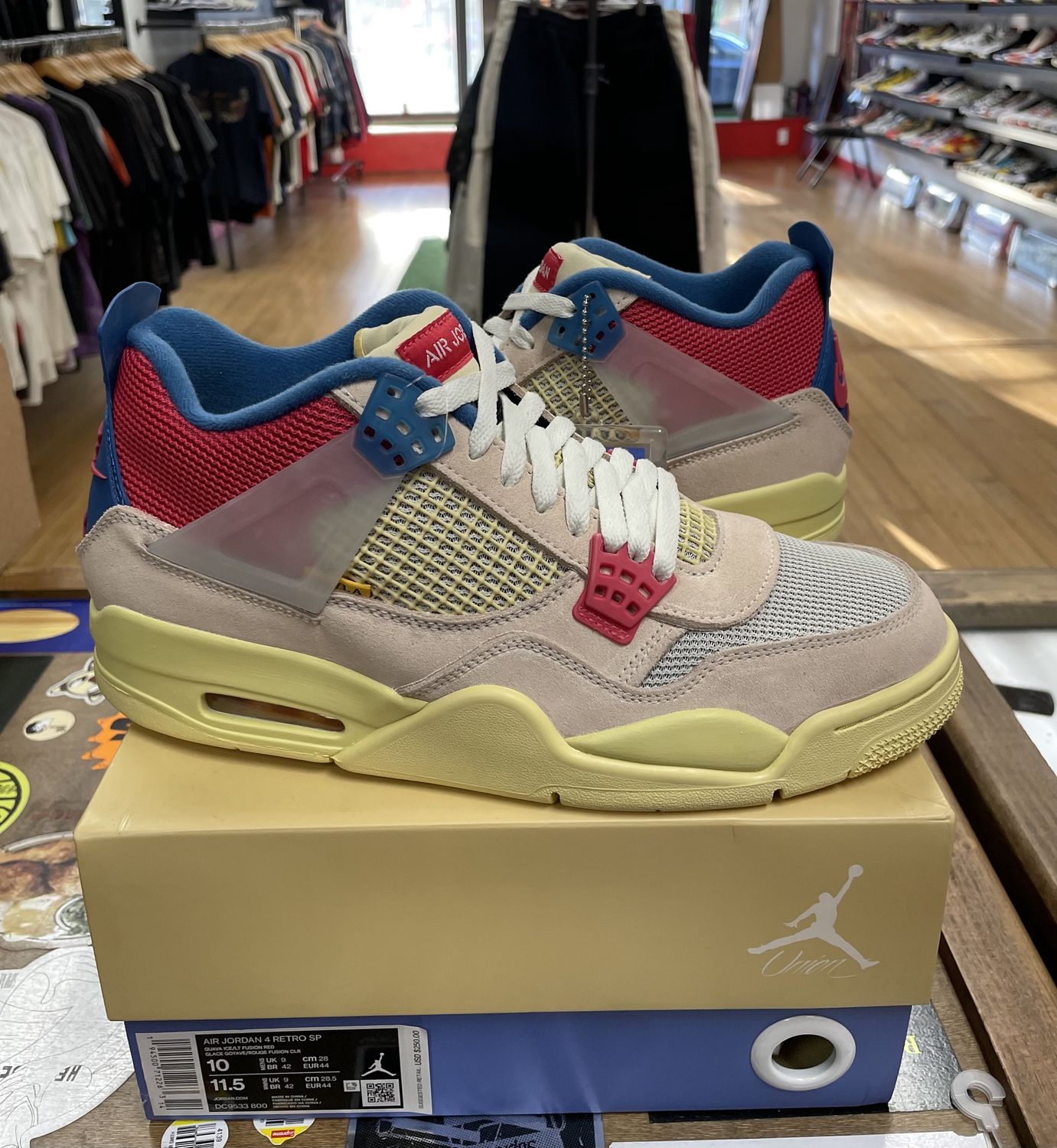 DS Jordan 4 Union Guava Ice Size 10