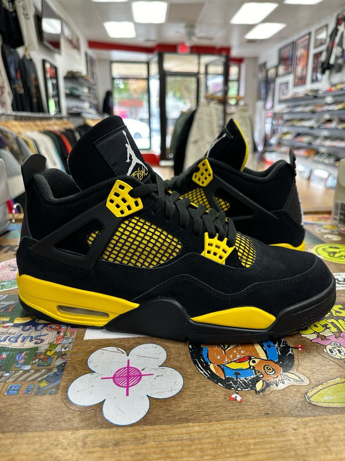 Used (NO BOX) Jordan 4 Retro Thunder (2023) Size 11