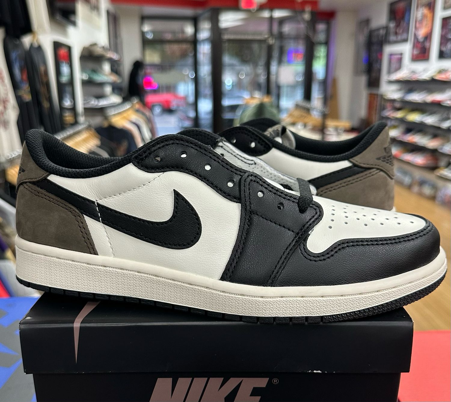 DS Jordan 1 Retro Low OG Mocha Size 8.5