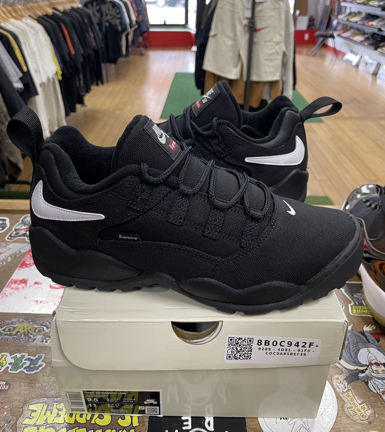 USED Nike SB Darwin Low Supreme Black Size 9.5