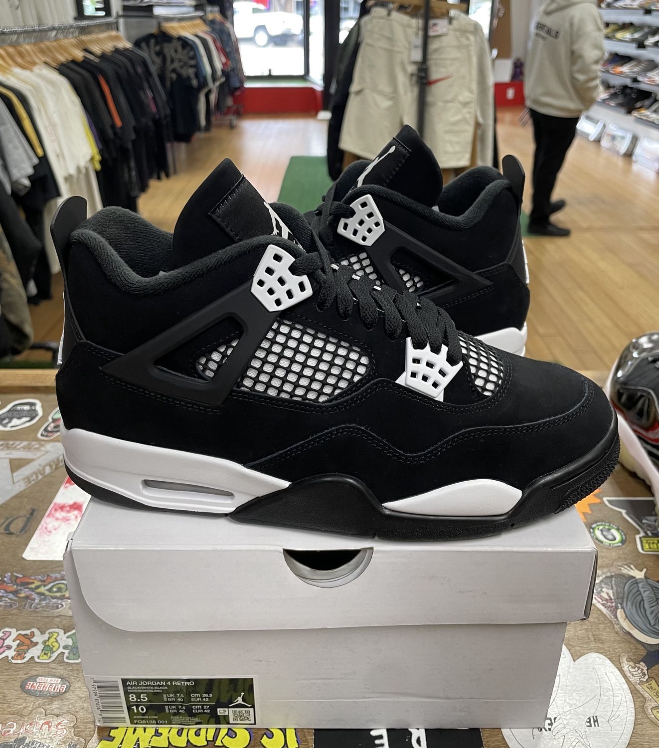 DS Jordan 4 Retro White Thunder Size 8.5