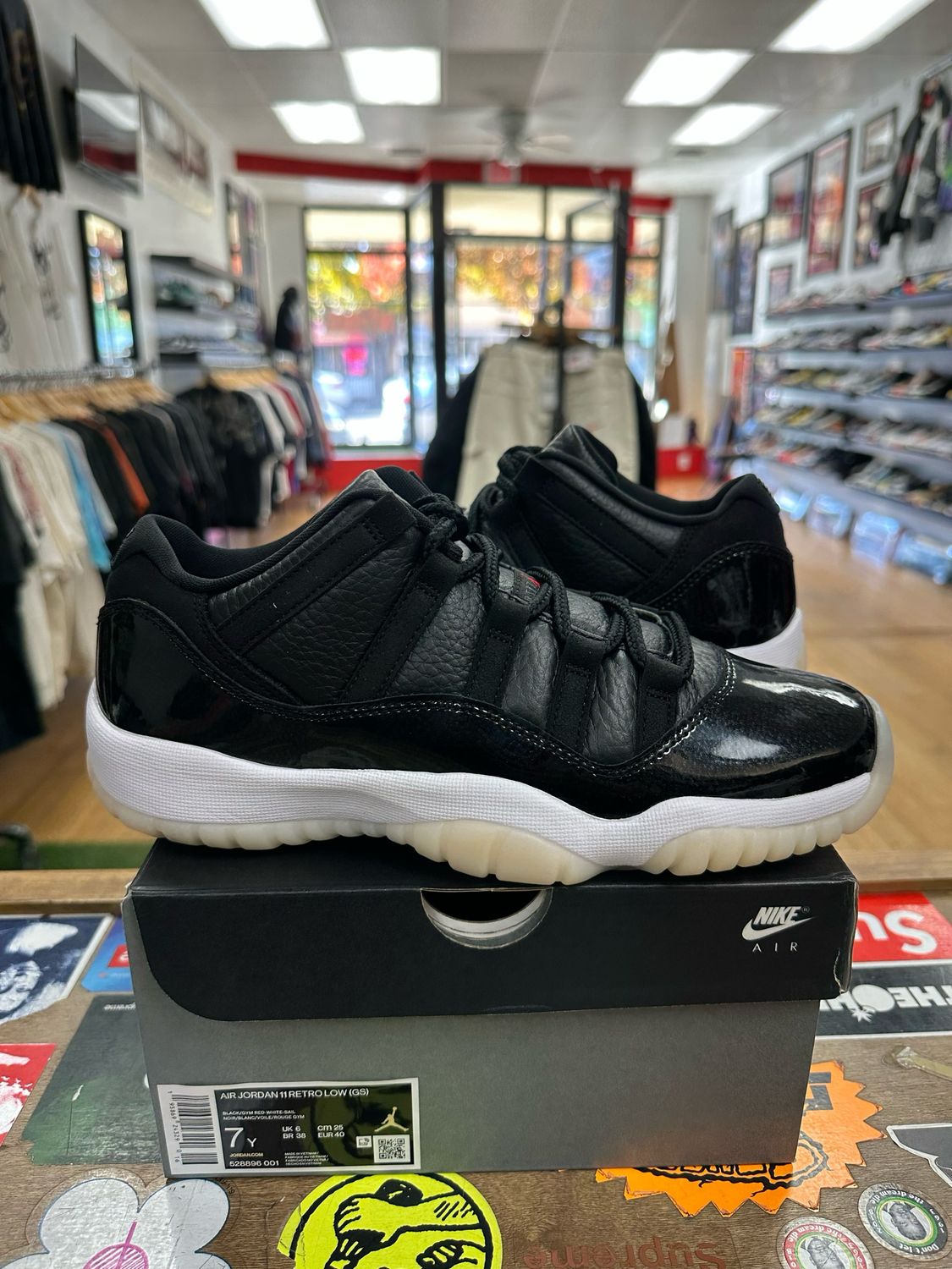 Jordan 11 Retro Low 72-10 Size 7y Brand New