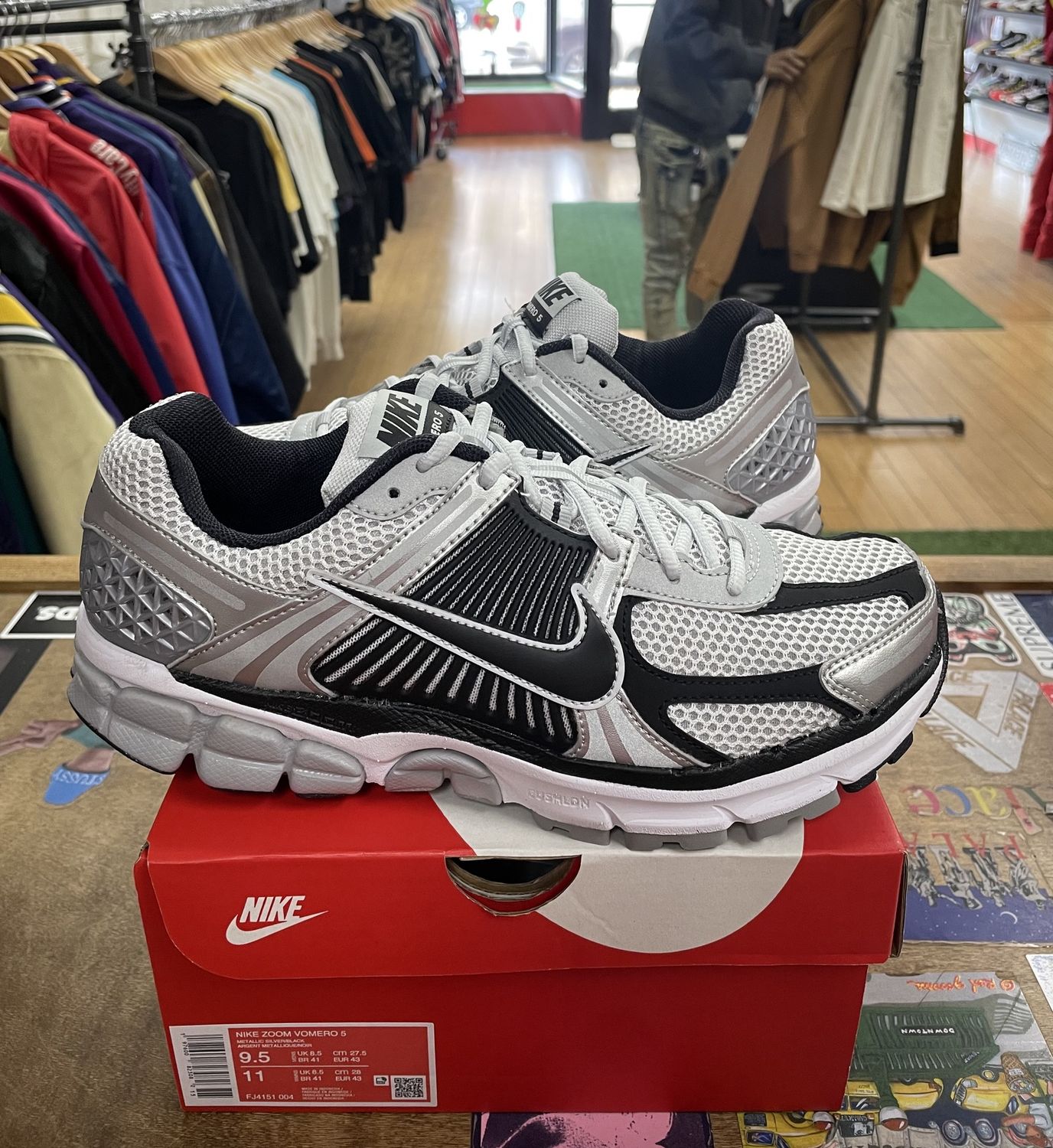 DS Nike Zoom Vomero 5 Metallic Silver Black Size 9.5