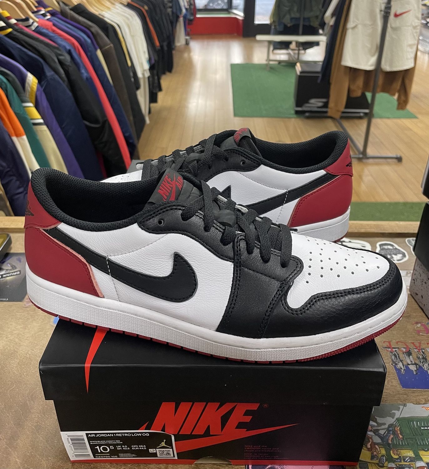 Pre Owned Jordan 1 Retro Low OG Black Toe (2023) Size 10.5