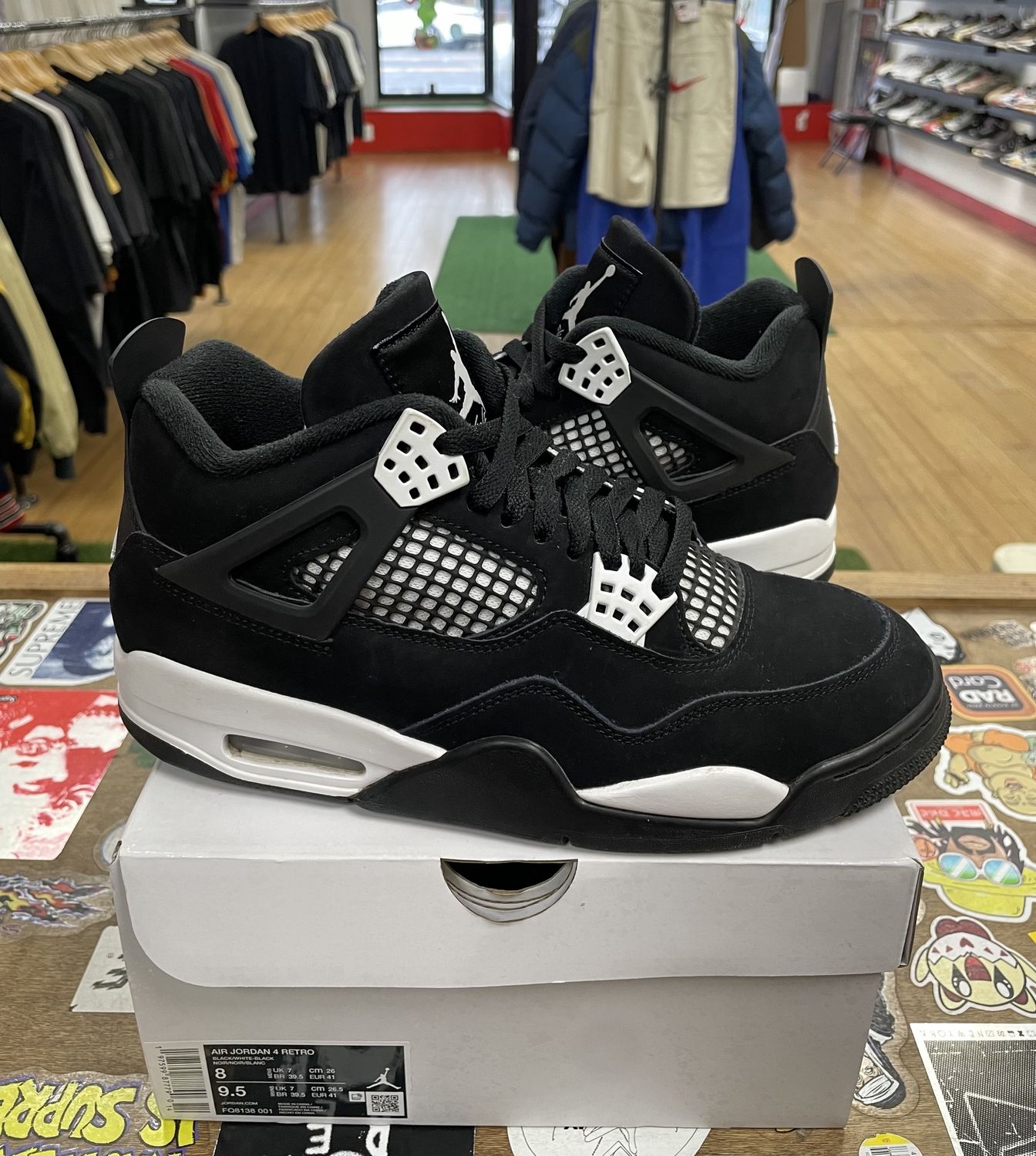 Jordan 4 Retro White Thunder Size 8 USED