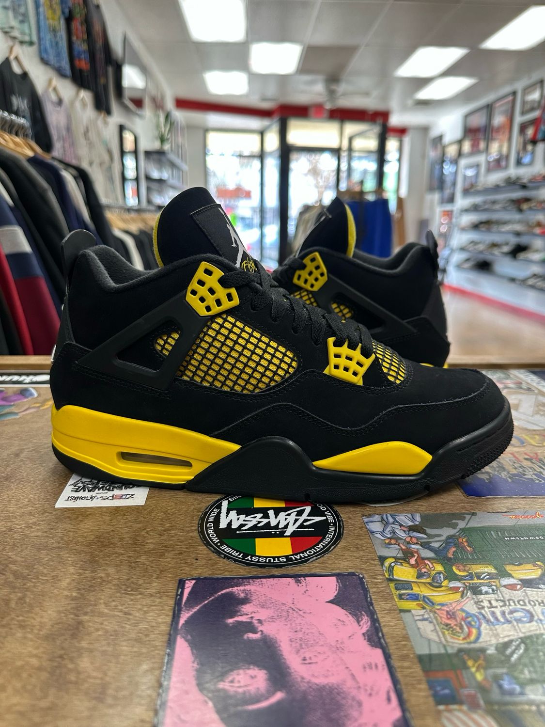 Jordan 4 Retro Thunder (2023) Sz 9.5 (USED)(NOBOX)