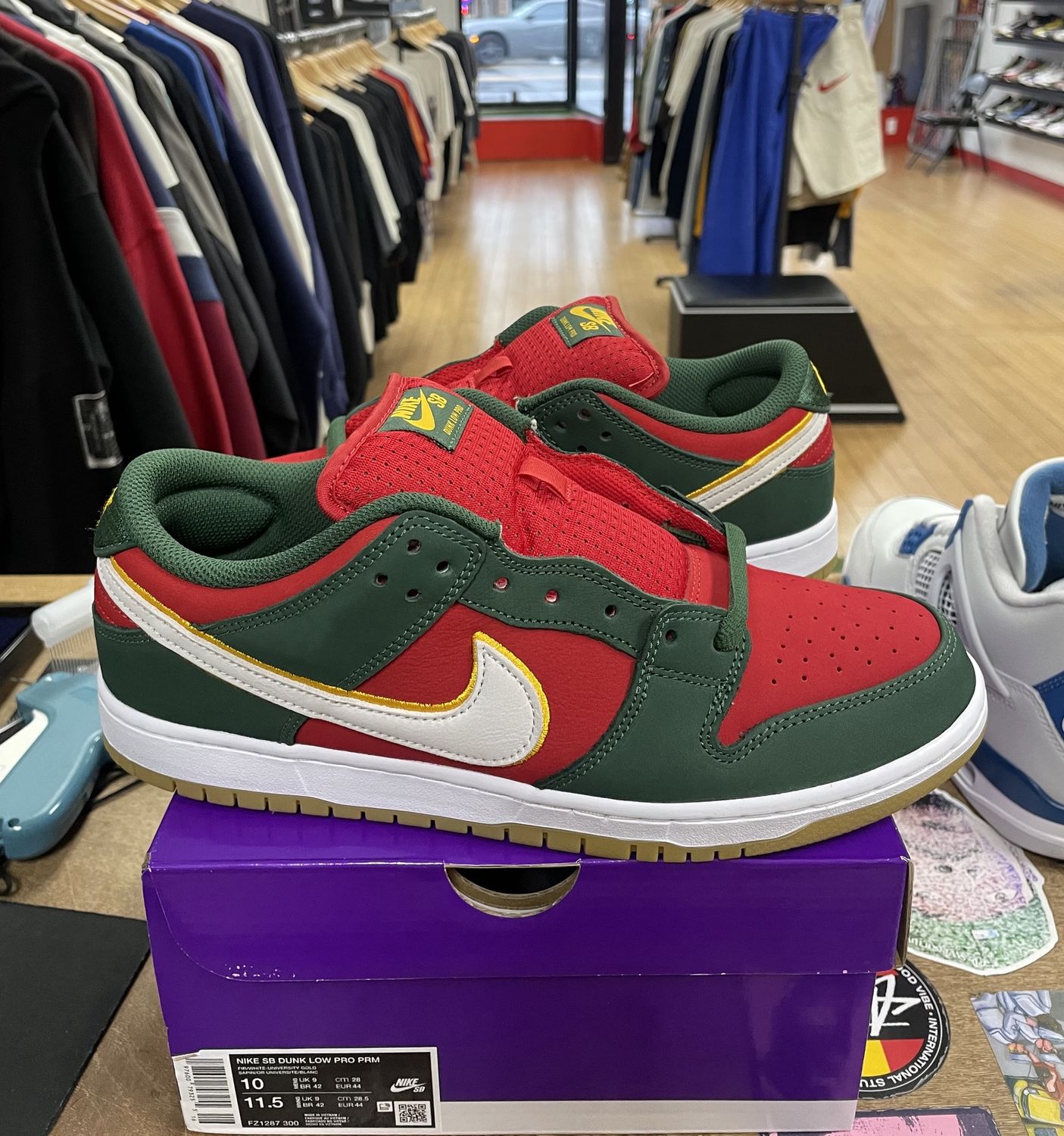 Lightly Worn Nike SB Dunk Low Pro PRM Seattle Supersonics Size 10