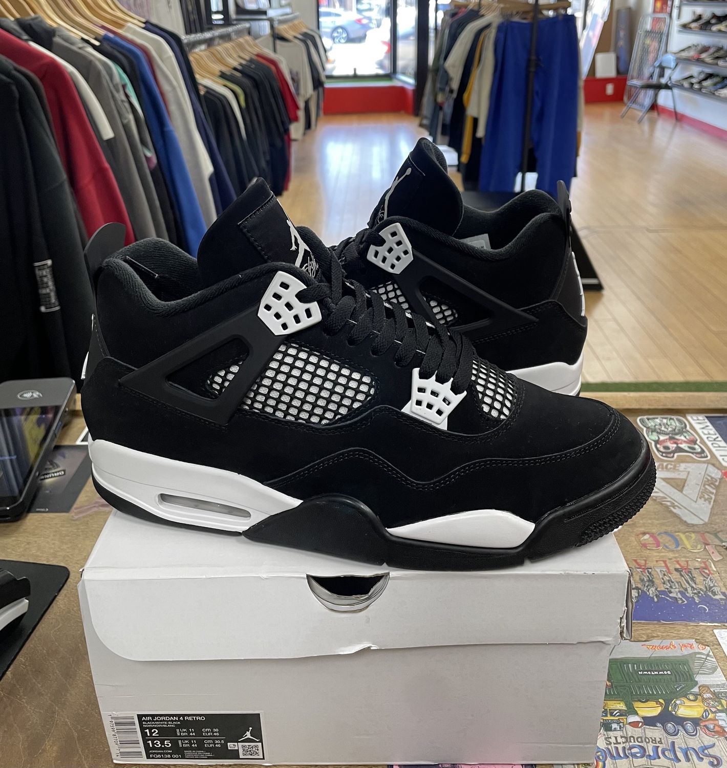 Jordan 4 Retro White Thunder Size 12 Pre-Owned