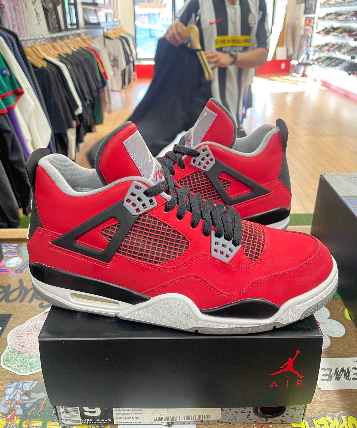 Pre Owned Jordan 4 Retro Toro Brave Size 9.5