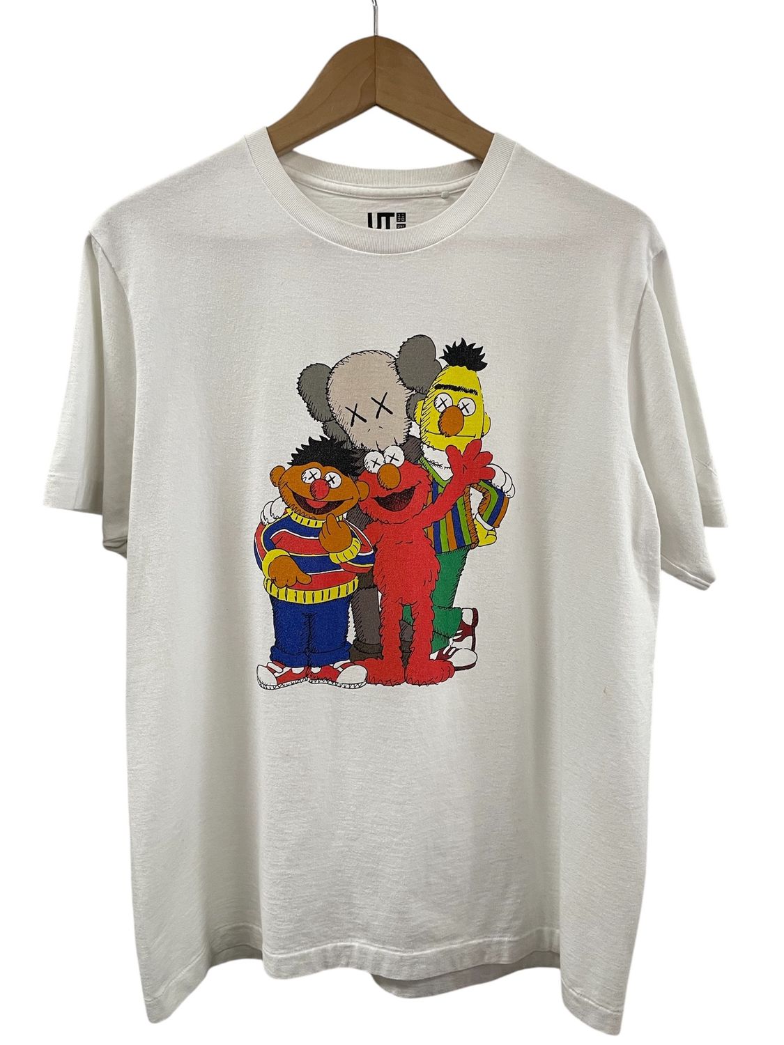 KAWS x Uniqlo x Sesame Street Group Tee Size Medium