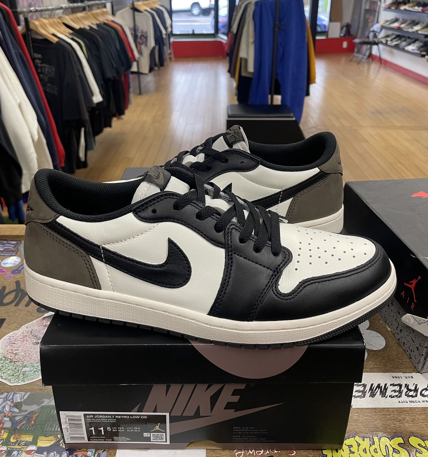 Jordan 1 Retro Low OG Mocha Size 11.5 (Pre-Owned)