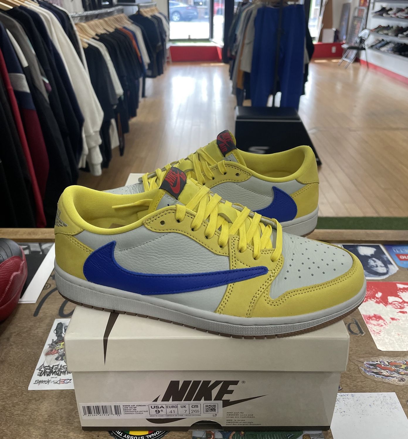 Lightly Worn Jordan 1 Retro Low OG SP Travis Scott Canary (Women&#39;s)9.5,8M