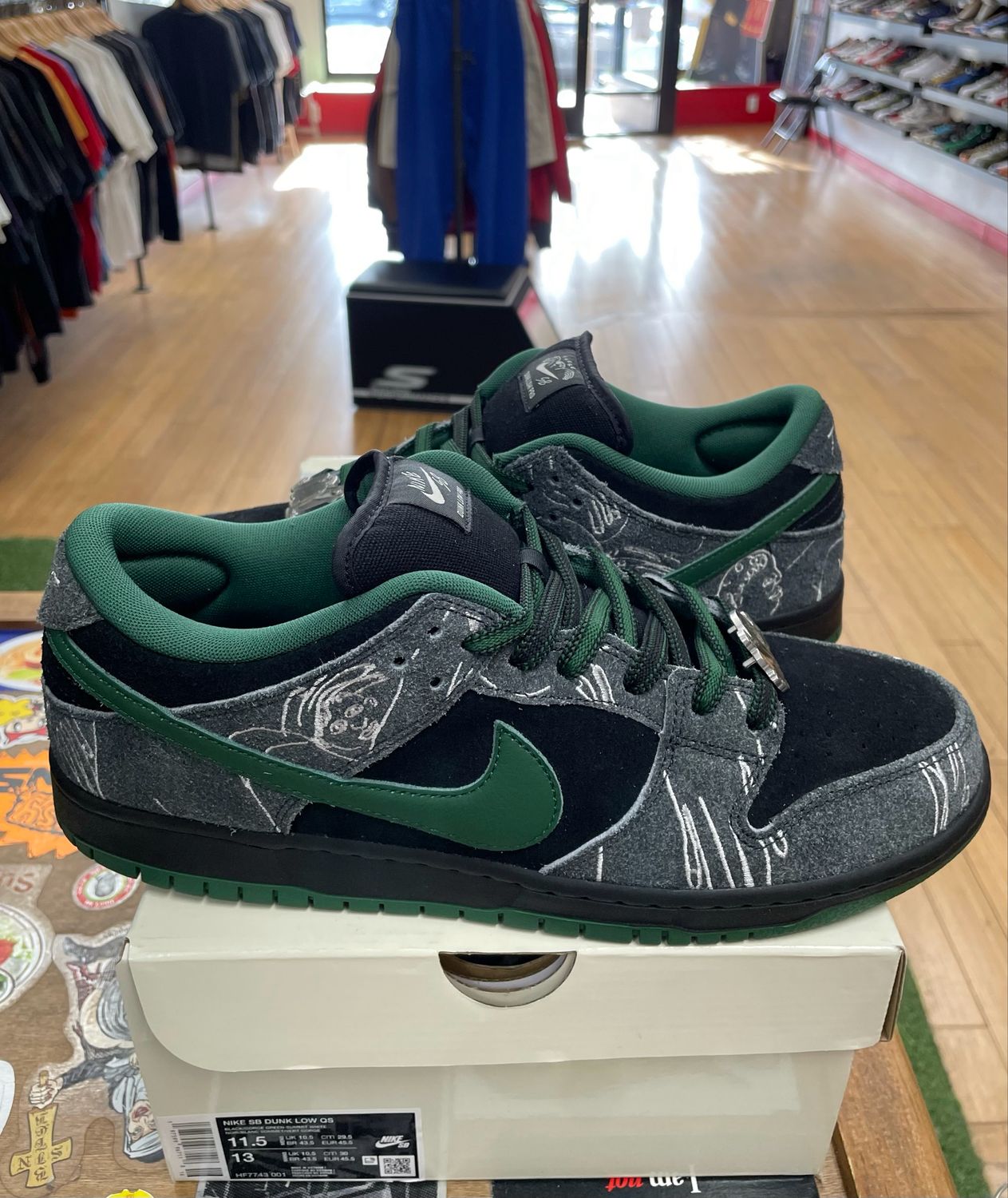 Lighty Worn Nike SB Dunk Low There Skateboards Size 11.5