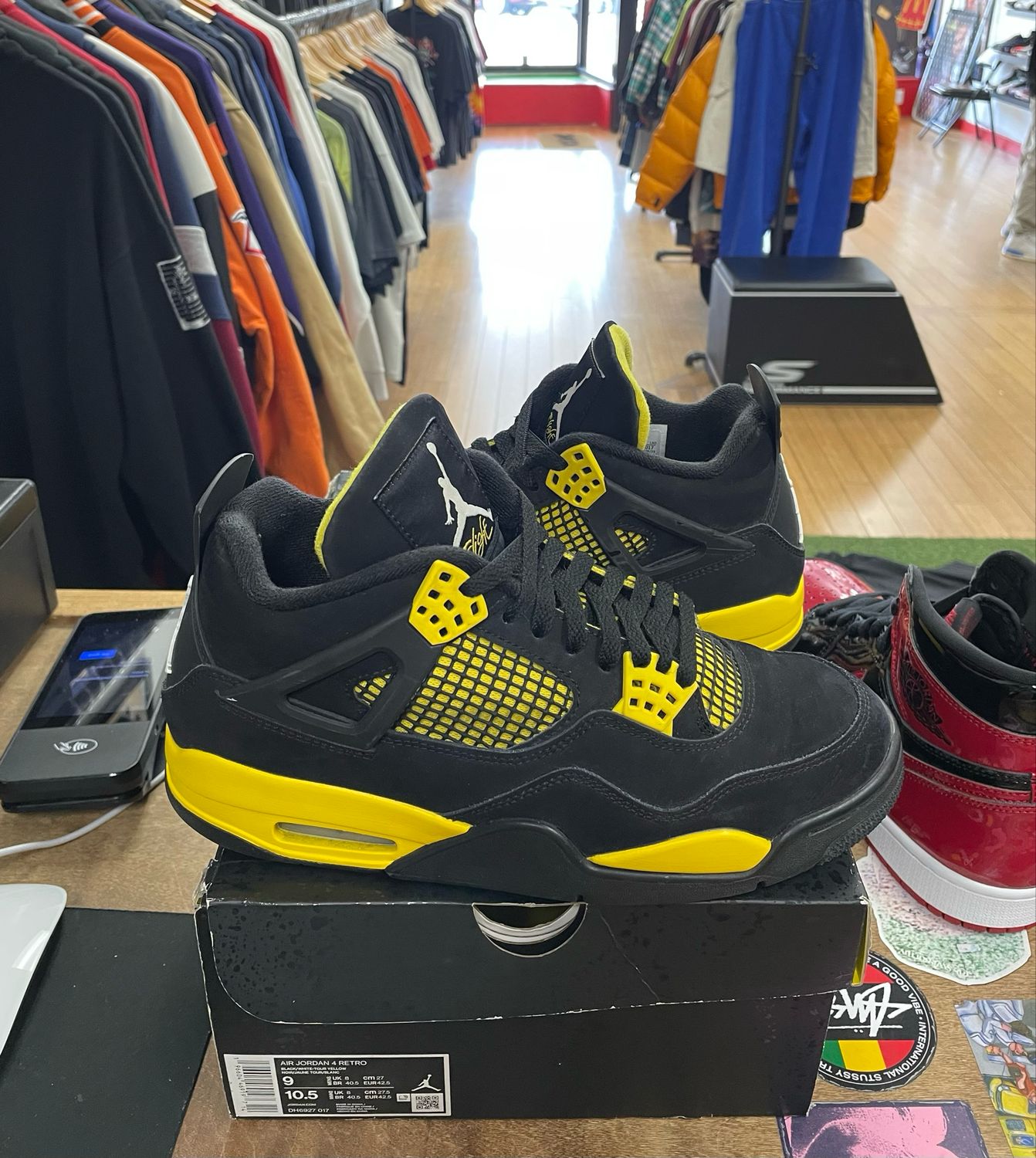 Pre Owned Jordan 4 Retro Thunder (2023) Size 9