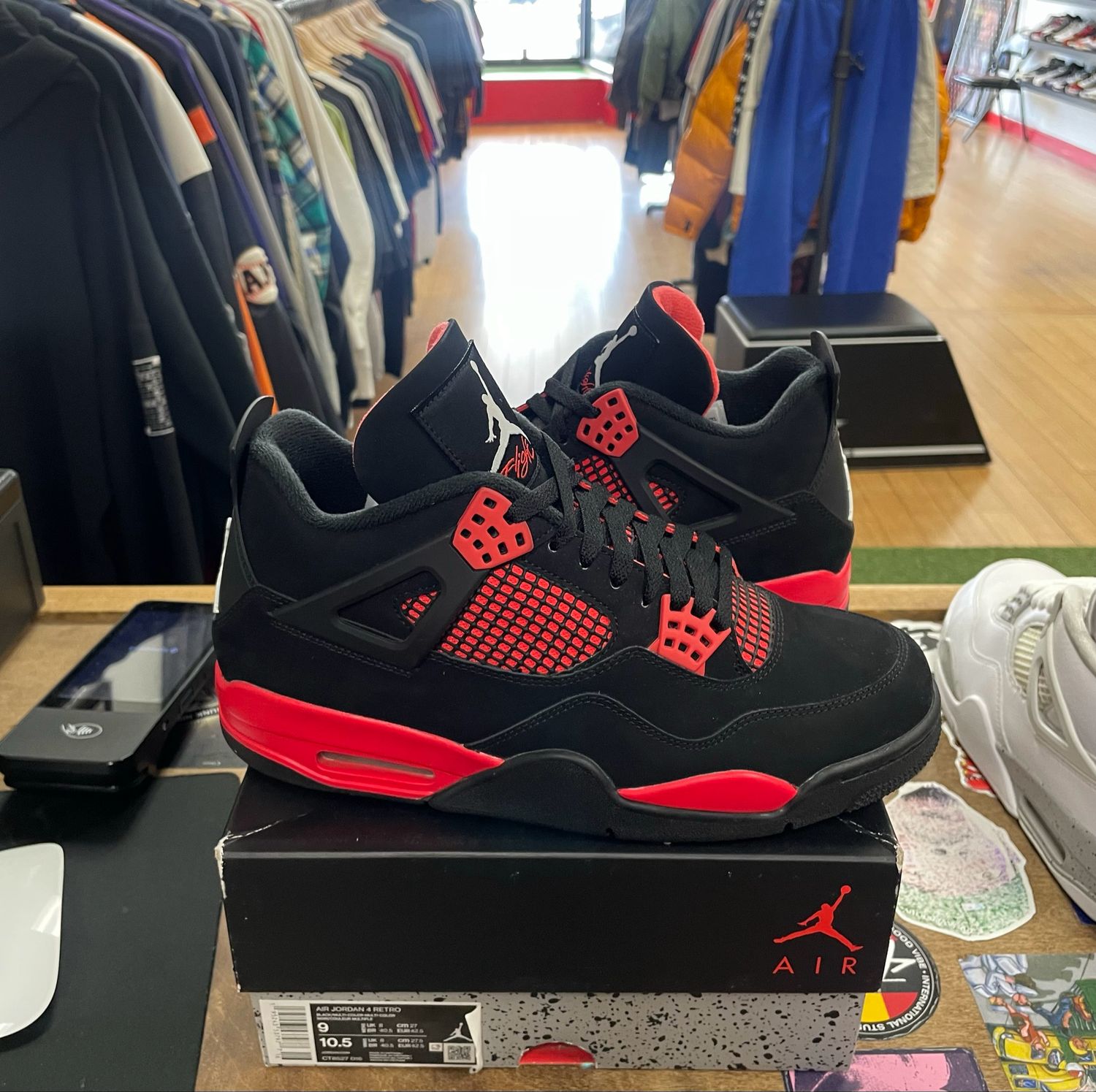 Jordan 4 Retro Red Thunder Size 9 (Lightly WORN)
