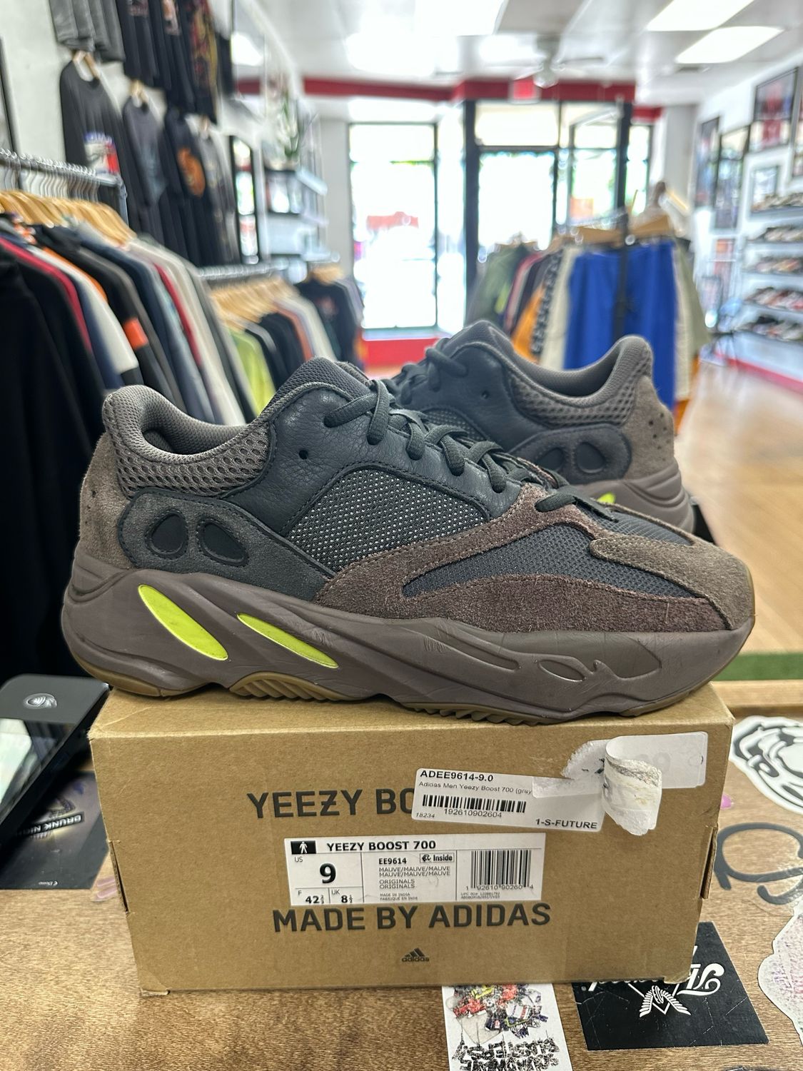 adidas Yeezy Boost 700 Mauve Size 9 (WORN)