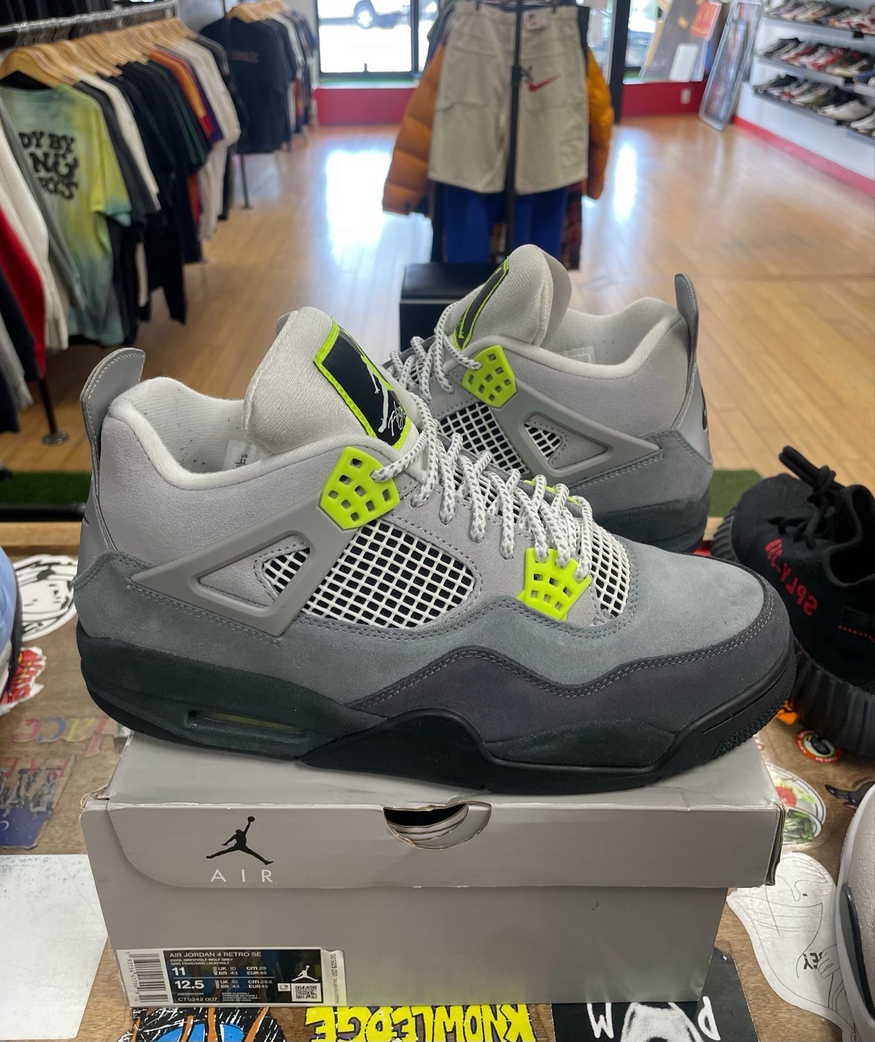 Jordan 4 Retro SE 95 Neon Size 11 (Lightly Worn)