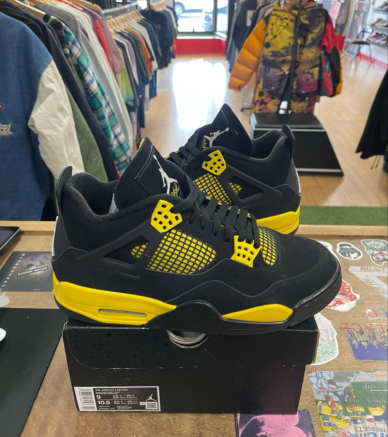 Pre-Owned Jordan 4 Retro Thunder (2023) Size 9