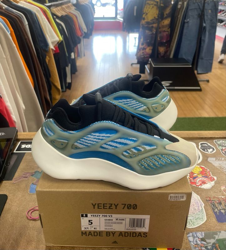 adidas Yeezy 700 V3 Arzareth Size 5 (WORN)