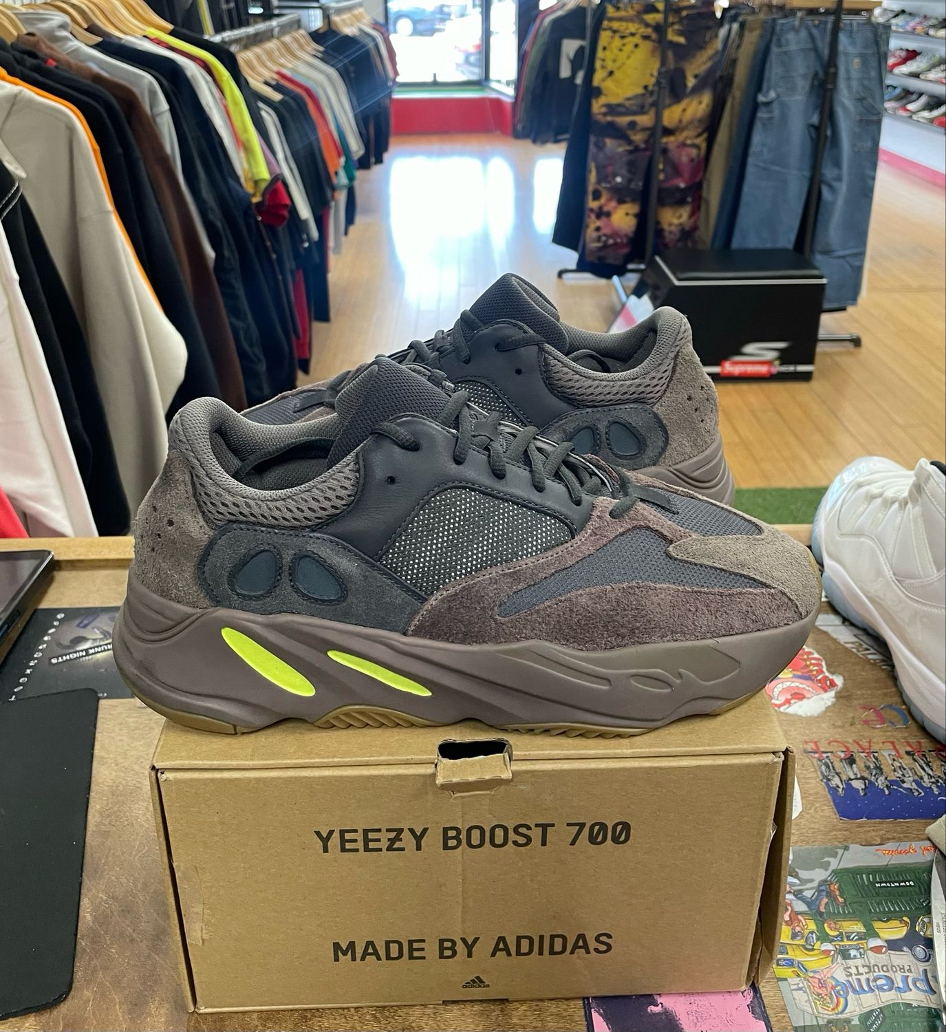 adidas Yeezy Boost 700 Mauve Size 11 Pre-Owned